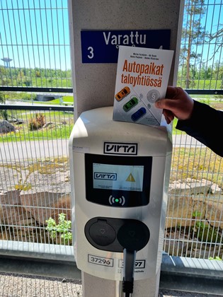 Oppaasta löydät ohjeet sähköautopaikkojen rakentamiseen.